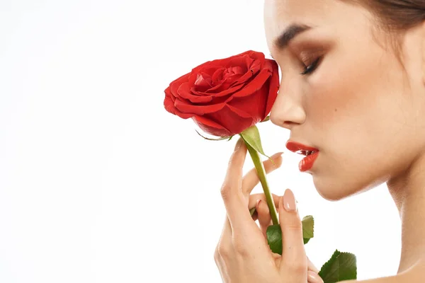 Portrét ženy s červenou růží nahá ramena make-up na tváři brunetky — Stock fotografie