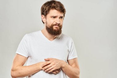 Beyaz tişörtlü adam elleriyle hareket ediyor stüdyo tatminsizliği yaşam tarzı hafif arka plan
