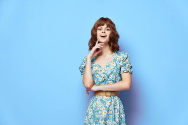 Güzel bir kadın, şık. Gülümse. Saçının yanında gülümse. 