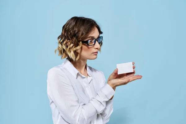 Nő visel névjegykártya szemüveg a kezében a kék háttér Másolás tér kivágott nézet — Stock Fotó