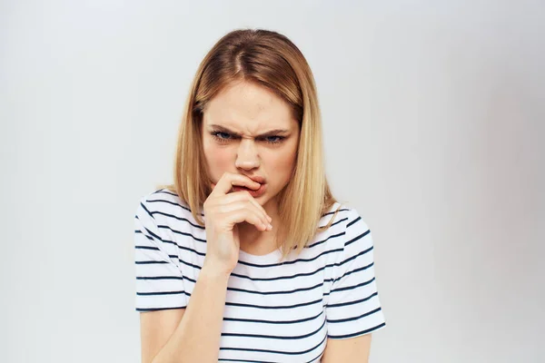 Donna emotiva a righe t-shirt gesto con le mani stile di vita sfondo leggero — Foto Stock