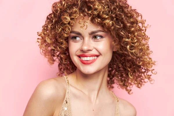 Γυναίκα Χαμογελάστε μακιγιάζ σγουρά μαλλιά κραγιόν γοητεία — Φωτογραφία Αρχείου
