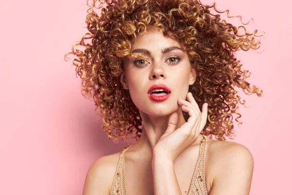 Mujer maquillaje brillante pelo rizado es un aspecto de lujo atractivo —  Fotos de Stock