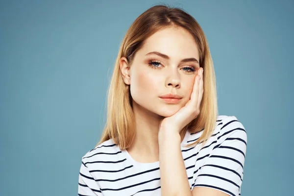 Blond flicka i randig t-shirt livsstil blå bakgrund kul — Stockfoto