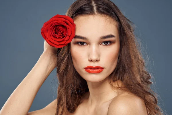 Femme avec une rose dans ses mains épaules nues soirée maquillage lèvres rouges — Photo