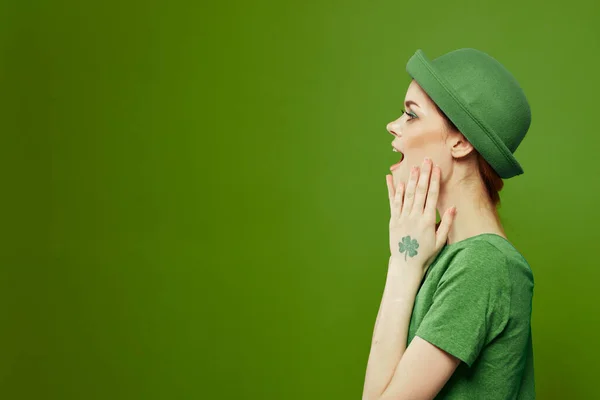 Felice donna st patricks giorno verde t-shirt cappello trifoglio vacanze divertimento — Foto Stock