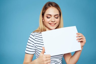 Elinde bir kağıt tutmakta olan duygusal kadın yaşam tarzını yakın plan mavi arka plan kopyalama alanı