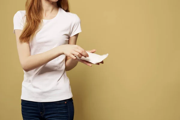 Девушка в джинсах с блокнотом в руке гигиены чистый внешний вид — стоковое фото
