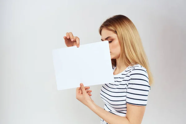 Femme tenant une feuille de papier dans ses mains style de vie rayé t-shirt vue recadrée Espace de copie — Photo