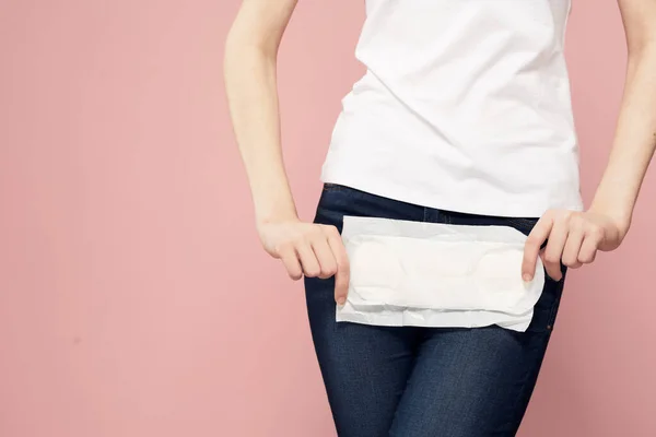 Frau mit Polster in Jeans-Nähe und Hygieneschutzmittel für den Menstruationszyklus — Stockfoto