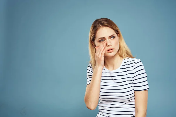 Emozionale donna a righe t-shirt stile di vita ritagliato sfondo blu — Foto Stock