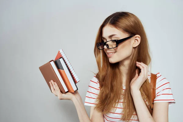 Menina inteligente educação universitária notepads ciência óculos estudante feminino — Fotografia de Stock