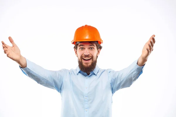 Engenheiro em capacete de segurança laranja na construção emoções estilo de vida profissional — Fotografia de Stock