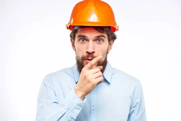 Homem em laranja capacete camisa construção engenheiro indústria trabalho — Fotografia de Stock