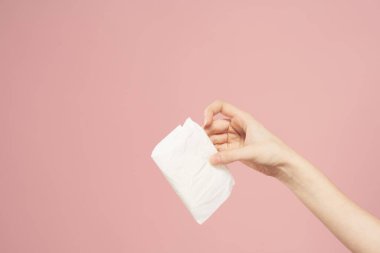 Pembe arka planda paketler içinde uzanmış. Hijyen öngörüsü temiz.