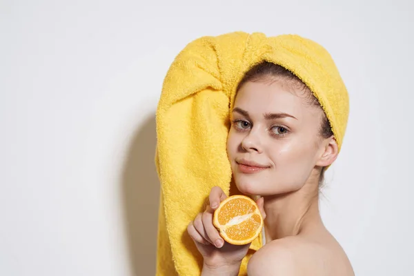 Mulher bonita você toalha amarela na cabeça laranjas citrinos limpo pele luz fundo — Fotografia de Stock