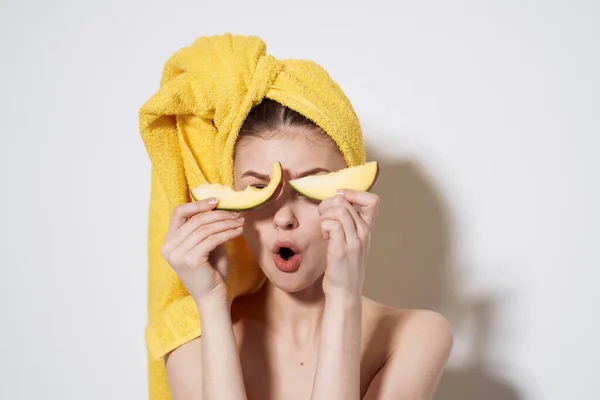 Donna con mango in mano spalle scoperte asciugamano sulla testa frutti esotici spalle scoperte — Foto Stock