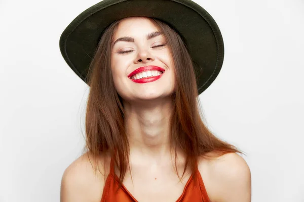 모자를 쓰고 미소를 짓고 눈을 감으면 매력적으로 보이는 여자의 모습 — 스톡 사진