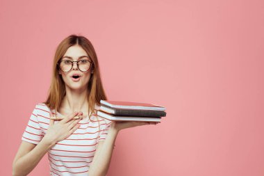 Pembe arka plan gözlüklü genç kız öğrenci yüz eğitimi enstitüsünde kırpılmış görüş