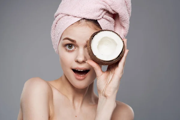 Wanita cantik mandi perawatan spa kulit bersih dengan handuk di kepala — Stok Foto