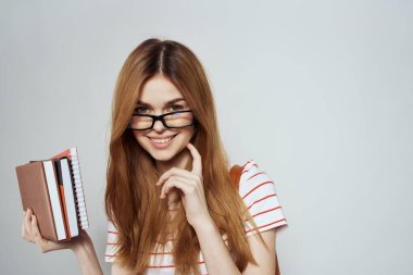 Akıllı kız üniversite eğitimi notlarında bilim gözlükleri bayan öğrenci notları var.