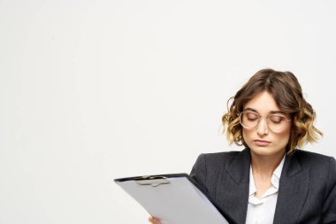 Açık arkaplan görüntüsü ve gömlekli takım elbisesi olan bir iş kadını