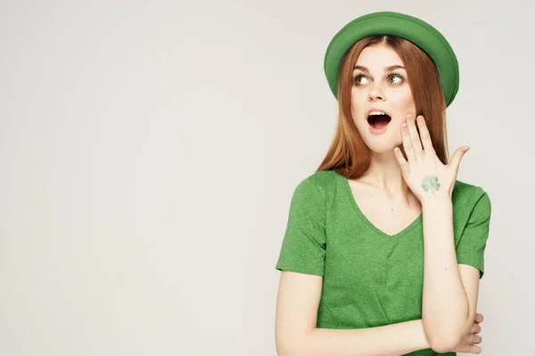 Femme bénie avec des vêtements pour St. Patricks Day shamrock plaisir de vacances — Photo