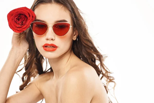 Brunetka dziewczyna z czerwoną różą i okulary nagie ramiona — Zdjęcie stockowe