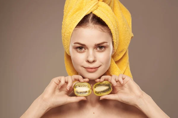 La donna è sana lì con un asciugamano sulla testa pelle pulita frutta kiwi vitamine ringiovanimento sfondo beige — Foto Stock