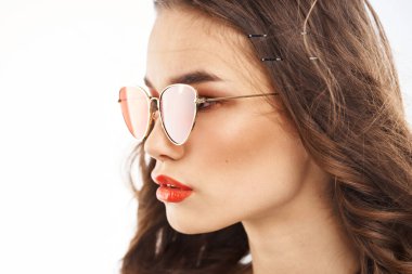 Güneş gözlüklü, çıplak omuzlu esmer kadın portresi.