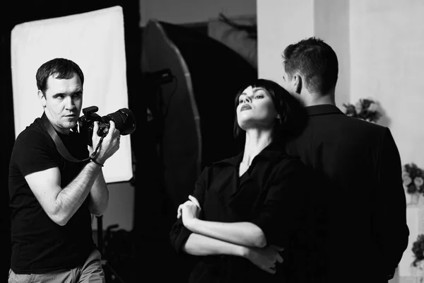 Femme et homme posant pour le photographe noir blanc photographie — Photo