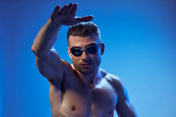 Homme avec des lunettes va dans le muscle de fitness sportif bodybuilder — Photo