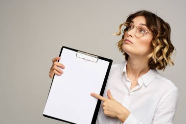 Gri arkaplan üzerine dosya klasörüne sahip iş kadını iş görüşünü kırptı