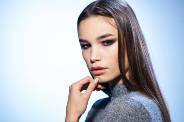 Güzel kadın kozmetik ürünleri uzun saç kesimi stüdyo modeli