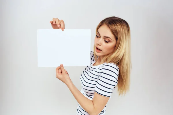 Vrouw met een vel papier in haar handen levensstijl gestreept t-shirt bijgesneden uitzicht Copy Space — Stockfoto