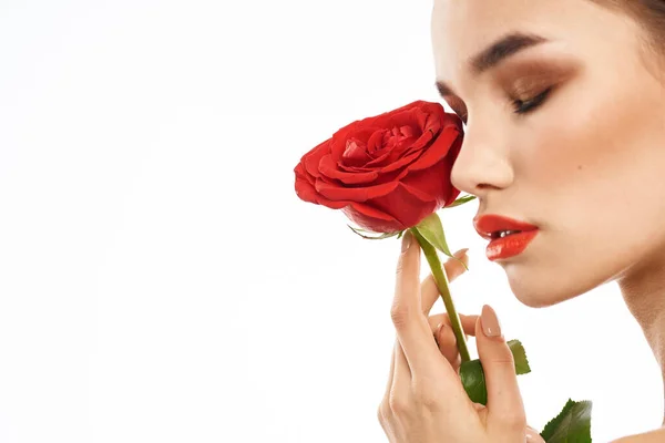 Nő portré vörös rózsa meztelen vállak smink barna arc — Stock Fotó