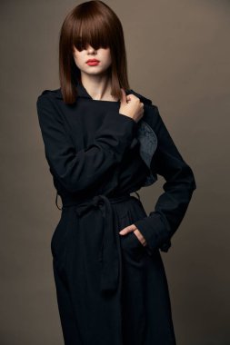 Bej arkaplan güzel kadın açık tenli takım elbise 