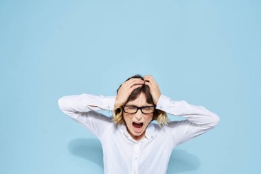 Mavi arka planda, açık renk gömlekli bir iş kadını. Duygularıyla hareket ediyor.