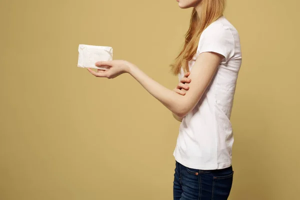 Vrouw met pad in de hand op beige achtergrond bijgesneden zijaanzicht — Stockfoto