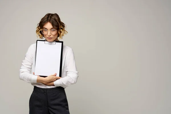Geschäftsfrau im hellen Hemd und einem Ordner mit Dokumenten in der Hand — Stockfoto