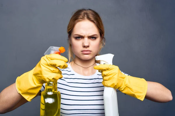 Mujer alegre proporcionando servicio de limpieza en casa — Foto de Stock