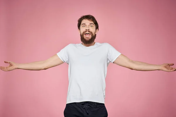 귀여운 턱수염 남자 흰색 티셔츠 스튜디오 핑크 색외진 배경 — 스톡 사진