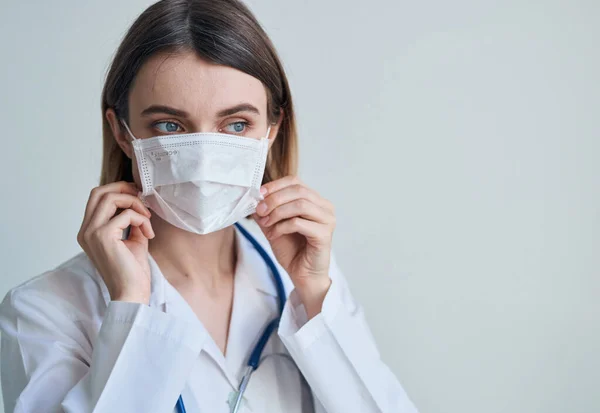 Arts in medische masker en vacht gezondheid levensstijl stethoscoop — Stockfoto