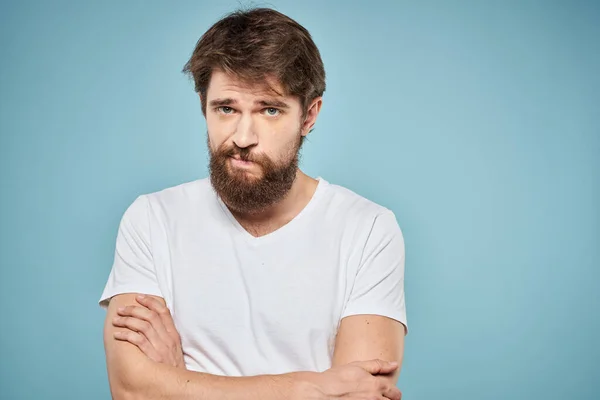 Hombre en camiseta blanca estilo de vida estudio emociones expresión facial azul aislado fondo —  Fotos de Stock