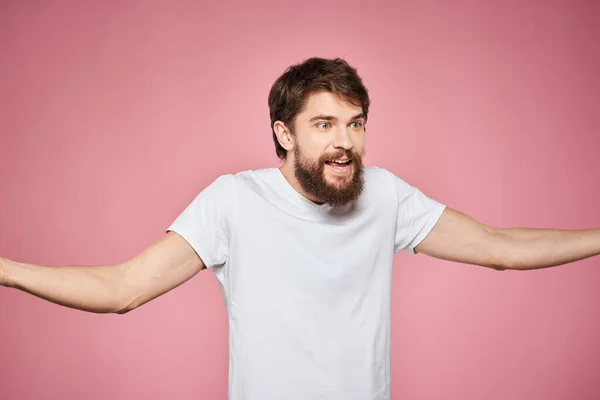 Милий бородатий чоловік біла футболка студія рожевий ізольований фон — стокове фото