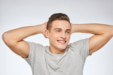 Neşeli, duygusal, gri tişörtlü, el hareketli stüdyo yaşam tarzı.