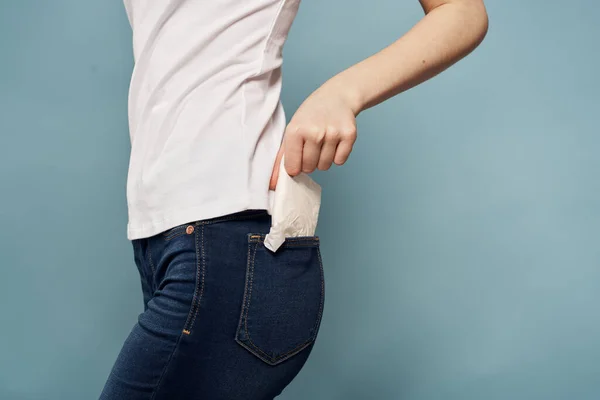 Mulher com tira em jeans bolso menstruação dias críticos — Fotografia de Stock