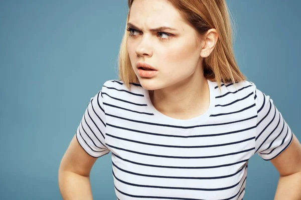 Женщина в полосатой футболке обрезанный вид синий изолированный фон недовольное выражение лица — стоковое фото