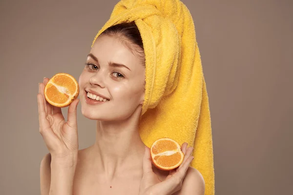 Fröhliche Frau nackte Schultern Orangen Vitamine Kosmetik saubere Haut — Stockfoto