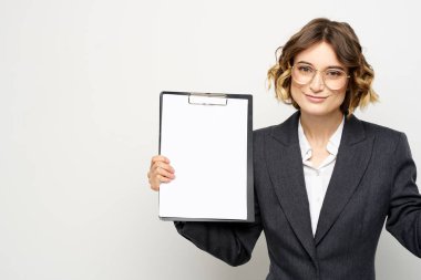 Açık arkaplan görüntüsü ve gömlekli takım elbisesi olan bir iş kadını